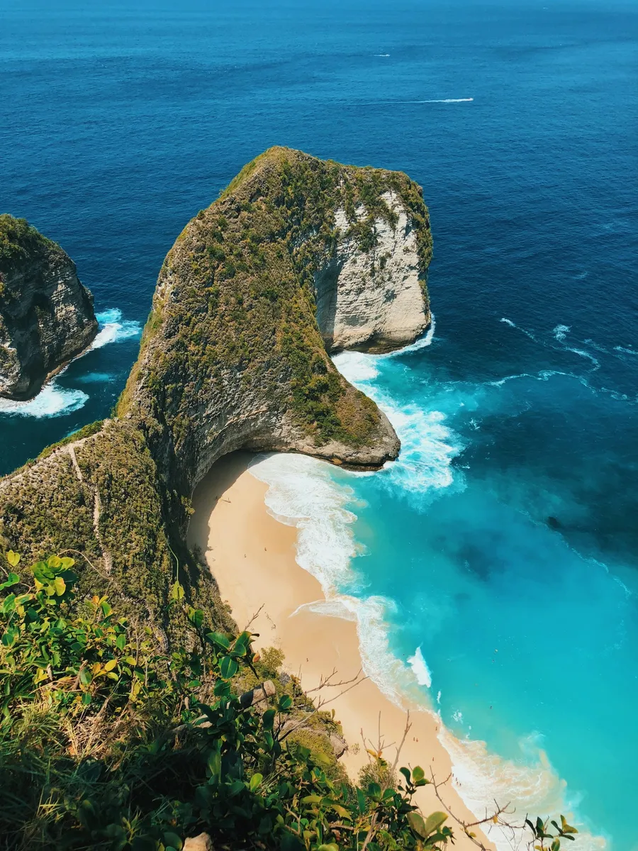 Dramatic cliff coastline and turquoise water at Kelingking Beach, Nusa Penida, Indonesia